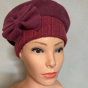 Beret with bow